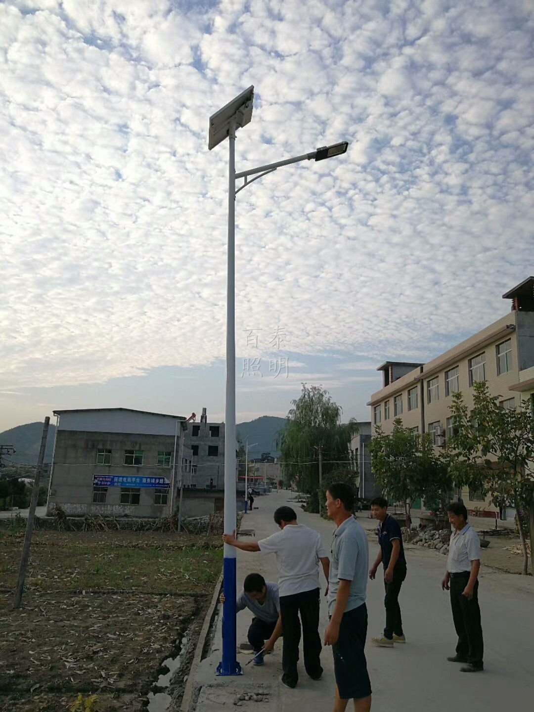 太阳能路灯总是一闪一闪的咋回事?_其它_网